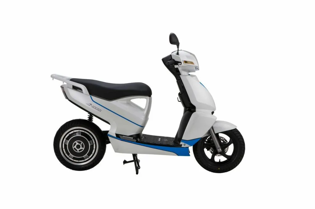Presto in commercio il primo scooter elettrico connesso all'iphone (FOTO E VIDEO)