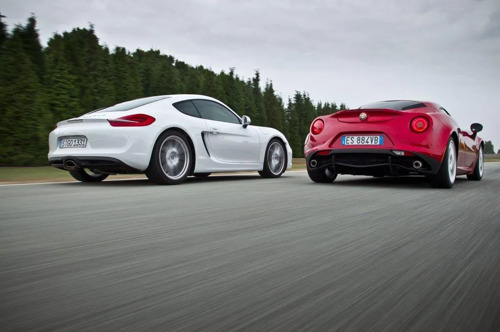 L'Alfa Romeo 4c sfida la Porsche Cayman S (FOTO e VIDEO)