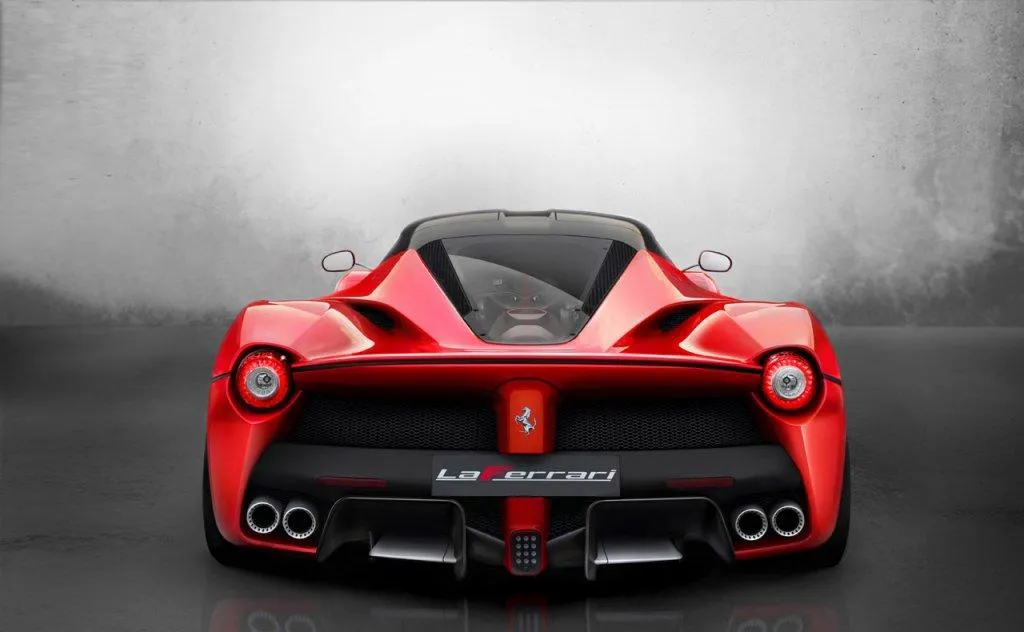 Ferrari laFerrari a cui si ispira l'orologio