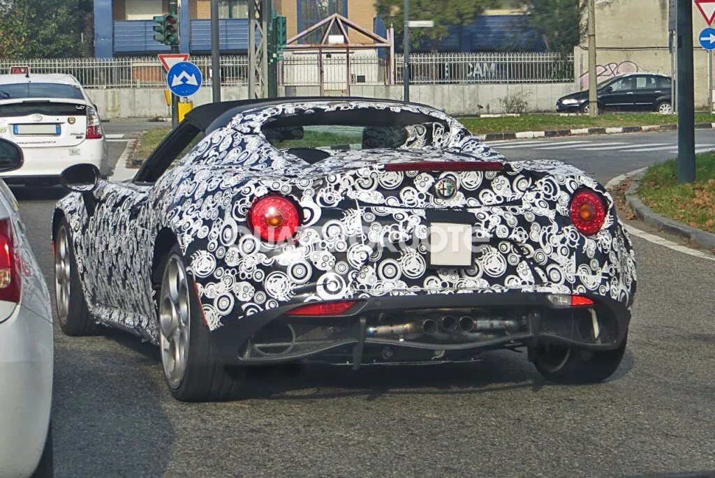 'Spiata' l'Alfa Romeo 4C con scarichi centrali: in arrivo novità? (FOTO)