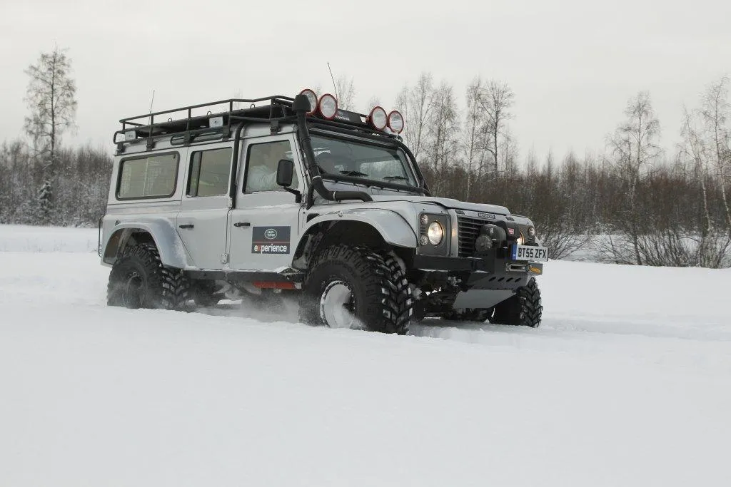 Scopriamo insieme le auto del prossimo James Bond (FOTO)