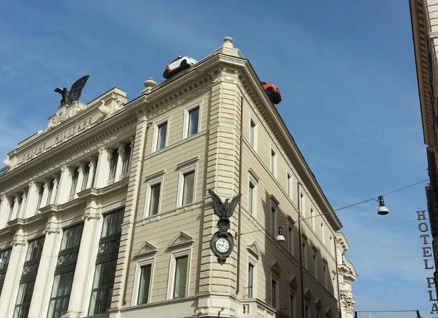 Smart cadono da un palazzo nel centro di Roma (FOTO)