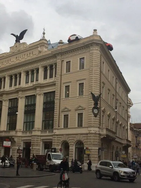 Smart cadono da un palazzo nel centro di Roma (FOTO)