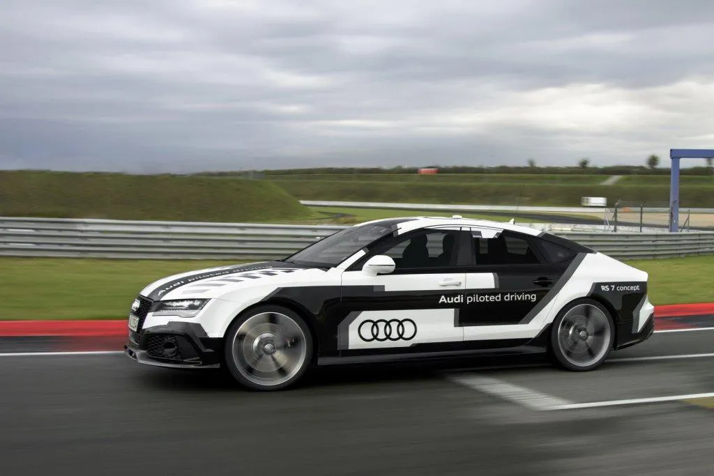 Audi con la A7 presenta l'auto che guida da sola (FOTO e VIDEO)
