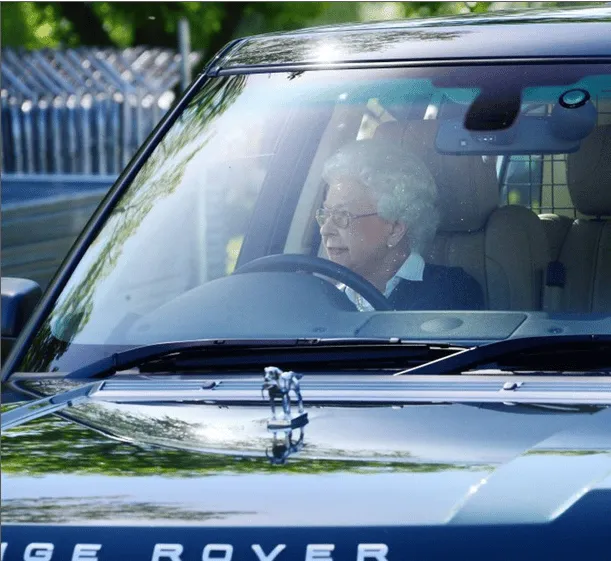 La Regina Elisabetta beccata al volante della sua Range Rover (FOTO)