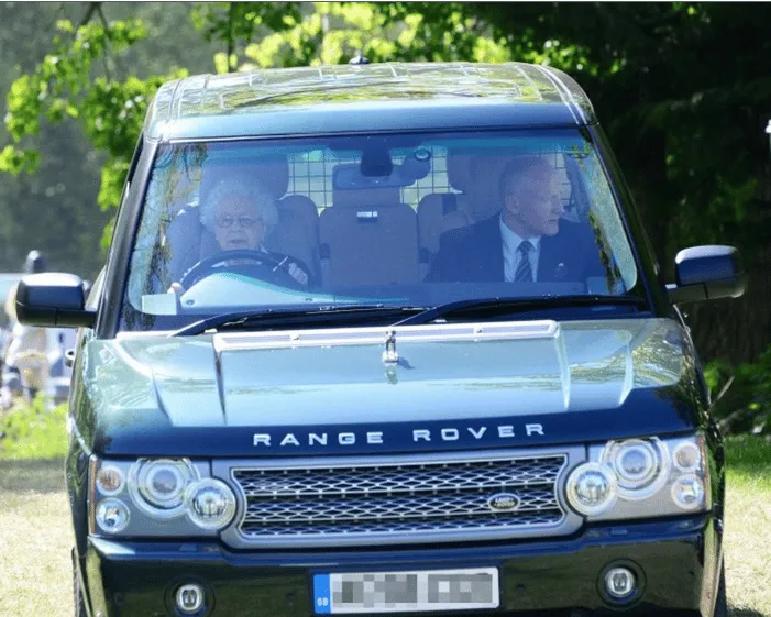 La Regina Elisabetta beccata al volante della sua Range Rover (FOTO)