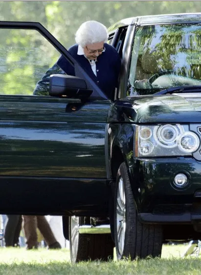 La Regina Elisabetta beccata al volante della sua Range Rover (FOTO)