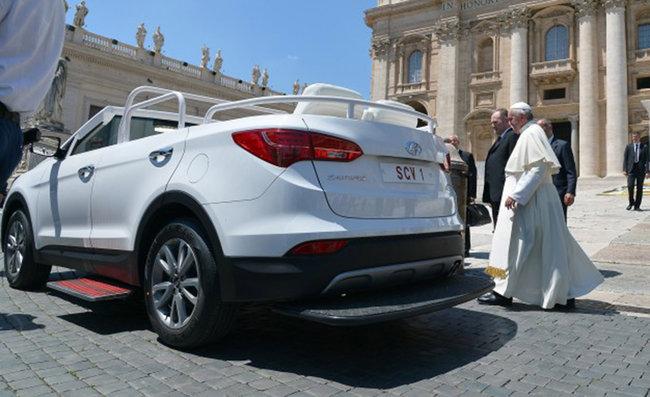 L'assetto ribassato della Papamobile per facilitarne la salita a bordo L'assetto ribassato della Papamobile per facilitarne la salita a bordo