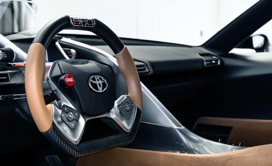 BMW-Toyota accordo per la supercar con powertrain ibrido a motore centrale-dettaglio volante- Car and Driver-