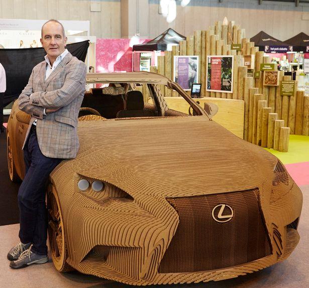 Lexus aveva già progettato un'auto appariscente: qui fatta di cartone ispirata agli origami foto: birminghammail.co.uk