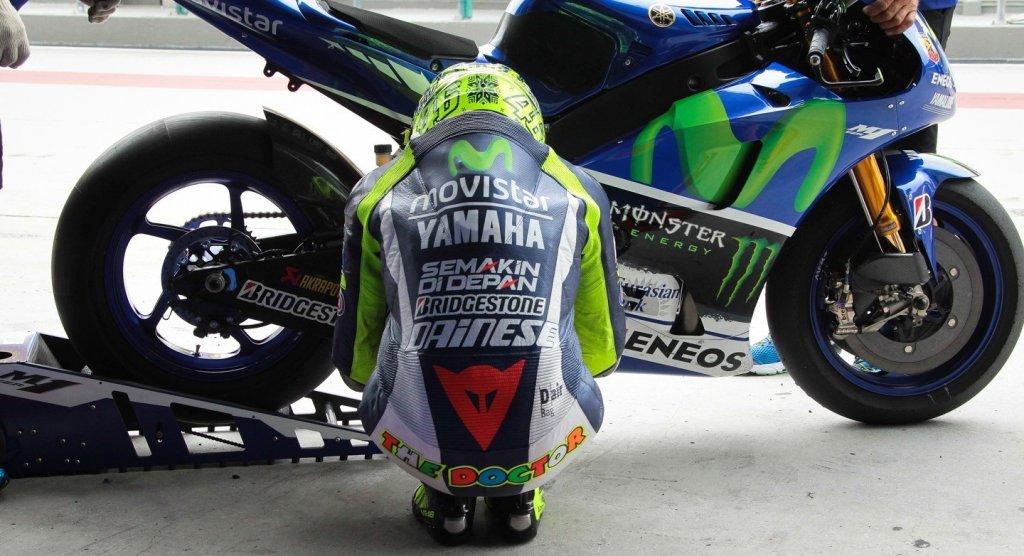 Rossi "parla" con la sua moto. Fonte foto: fuoridaglischemi11.blogspot.com