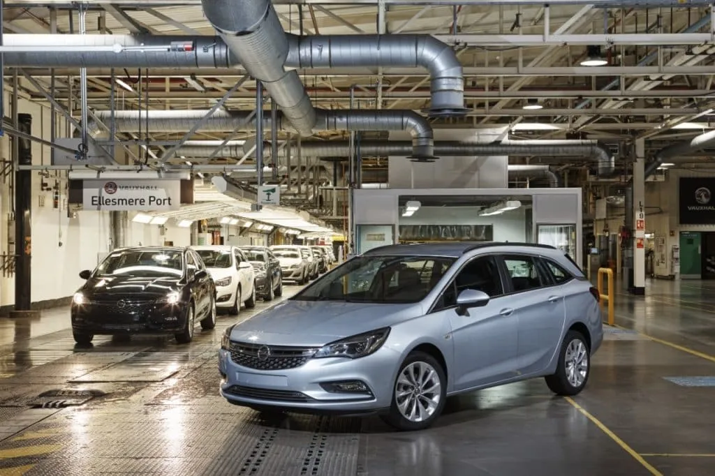 Lo stabilimento di Ellesmere Port che vedrà nascere la nuova Opel Astra Sports Tourer foto: opel.media.it